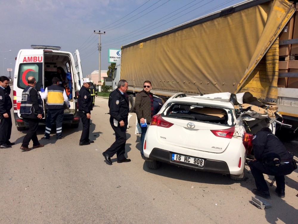 Otomobil Park Halindeki Tırın Altına Girdi