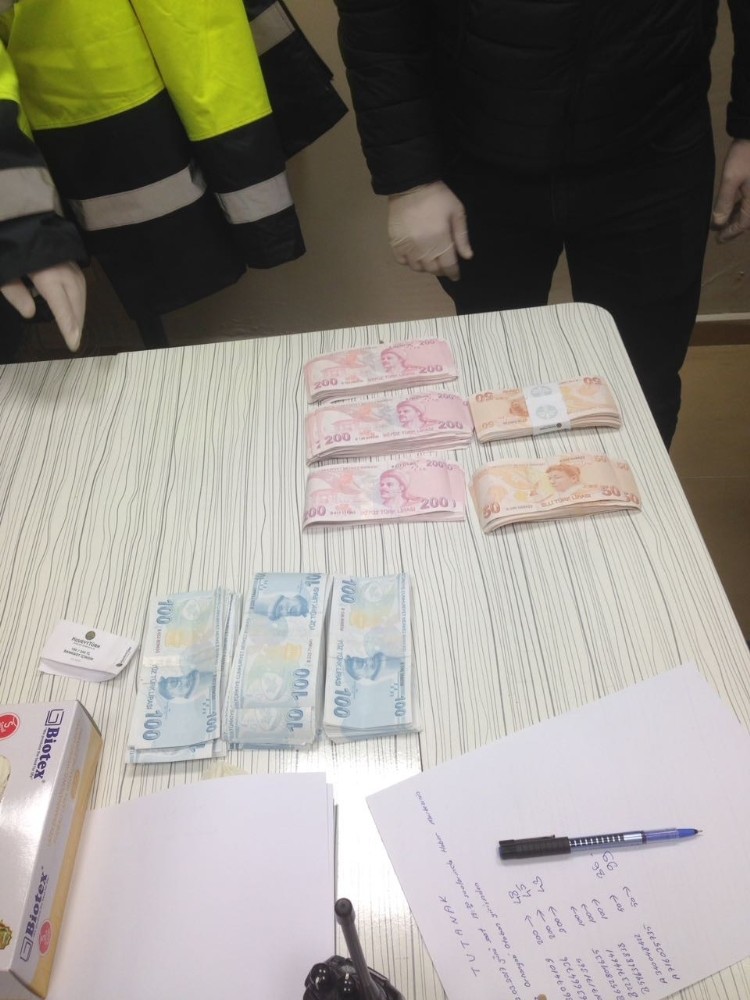 Otoyolda İçi Sahte Para Dolu Çanta Bulundu