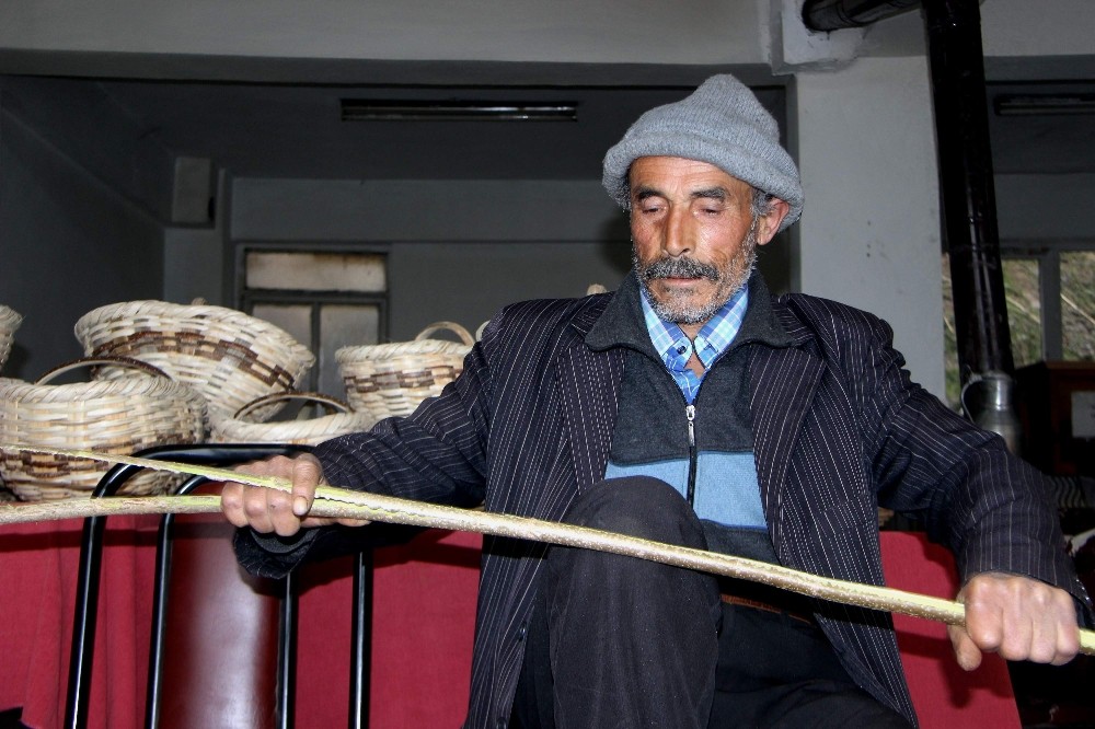(Özel Haber) 500 Yıldır Bu Köyün Erkekleri Sepet Örüyor