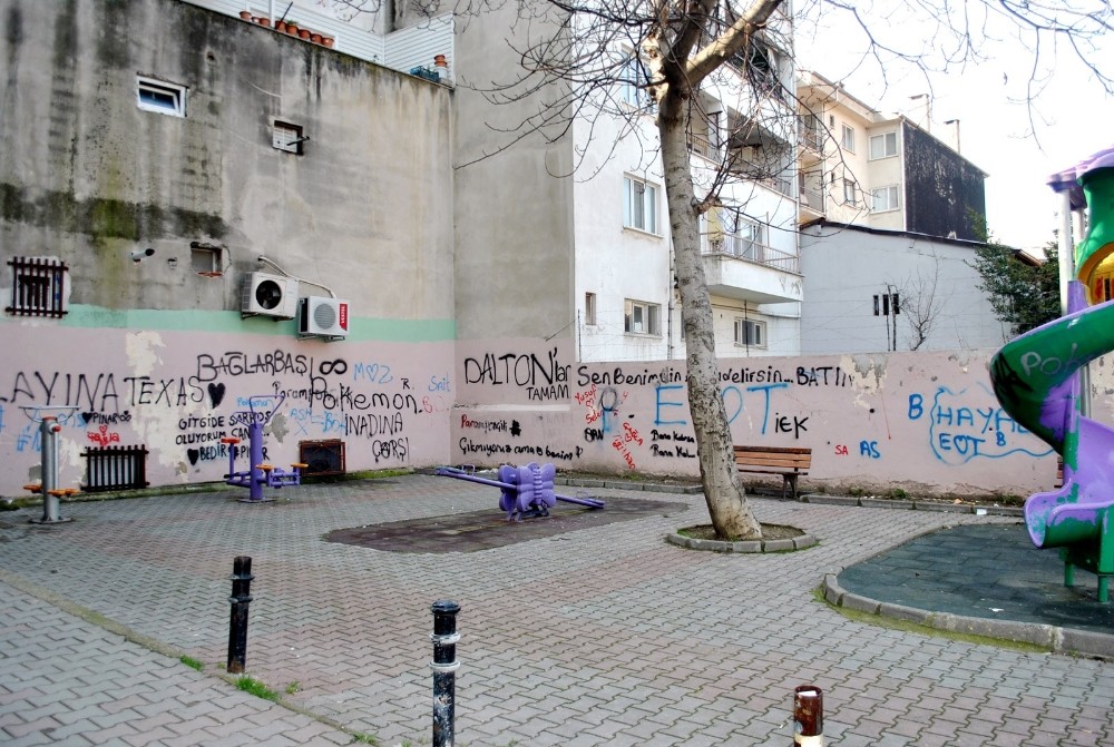 Park Ve Trafoların Duvarları Yazıdan Geçilmiyor