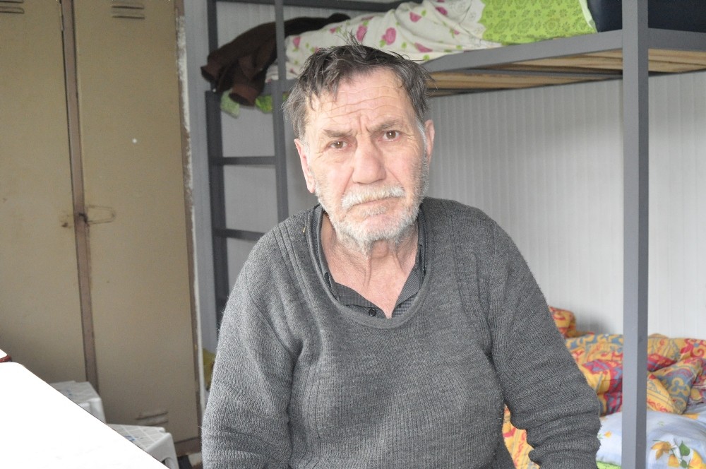 Sokaklarda Yatan Yaşlı Adam, 40 Yıldır Görmediği Kızını Arıyor