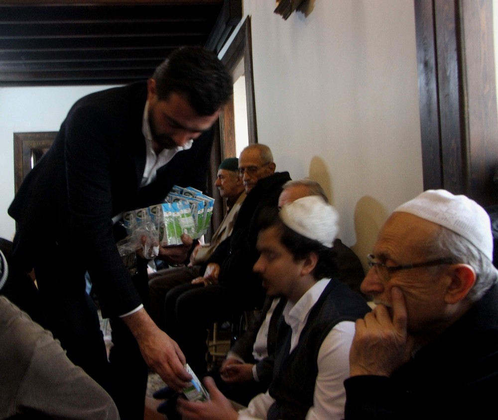 Bu Camide Yüz Yıllardır Miraç Kandilinde Süt Dağıtılıyor