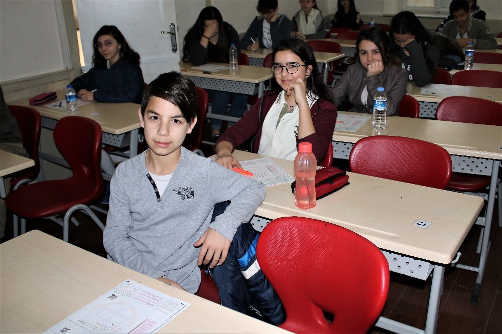 Bursada Öğrenciler Teog Sınavına Girdi, Veliler Dışarıda Dua Etti