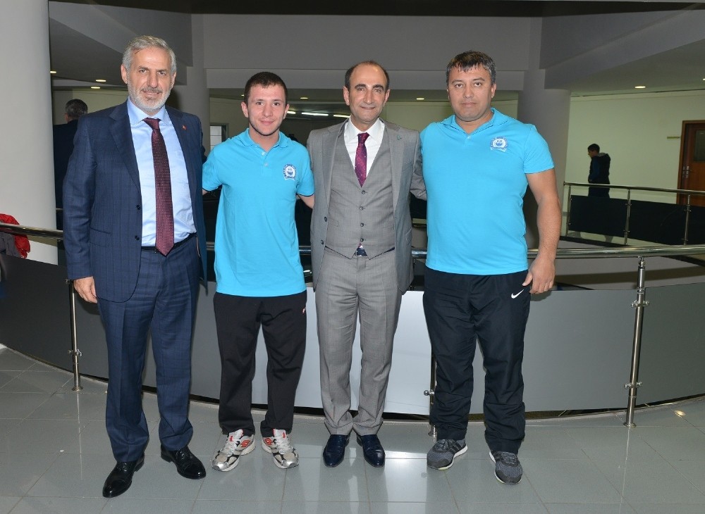 Dünya Halterine ‘Yıldırım İmzası