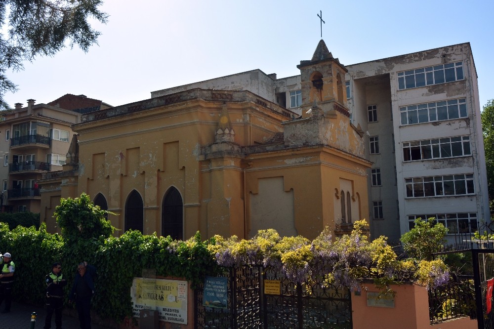 Kaynak, Fransız Kilisesinde İncelemelerde Bulundu