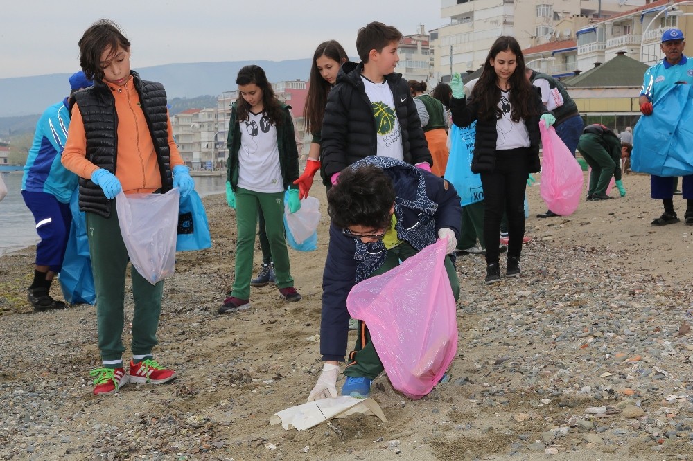 Öğrenciler Sahilleri Temizledi