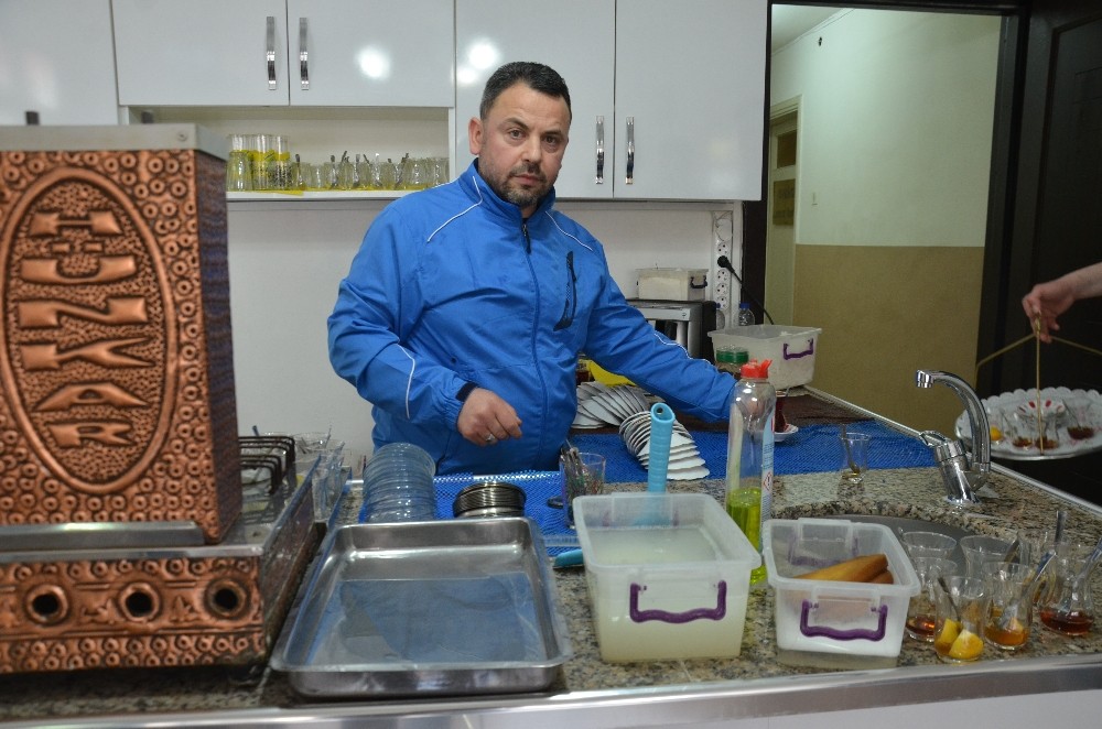 (Özel Haber) Çalıştığı İş Yerini Soydu, Yakalanmamak İçin Çay Askısını Alarak Kaçtı