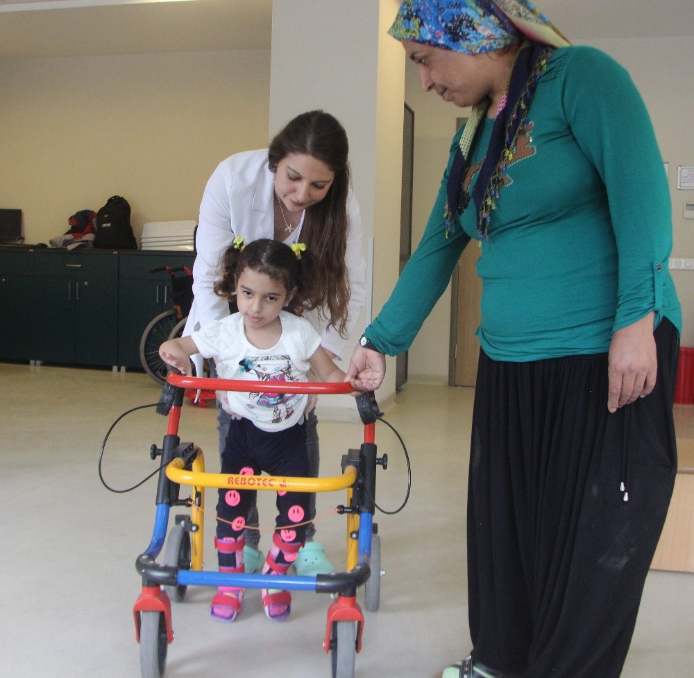 (Özel Haber) Emekleyemez Denilen Minik Kız Yürümeye Başladı