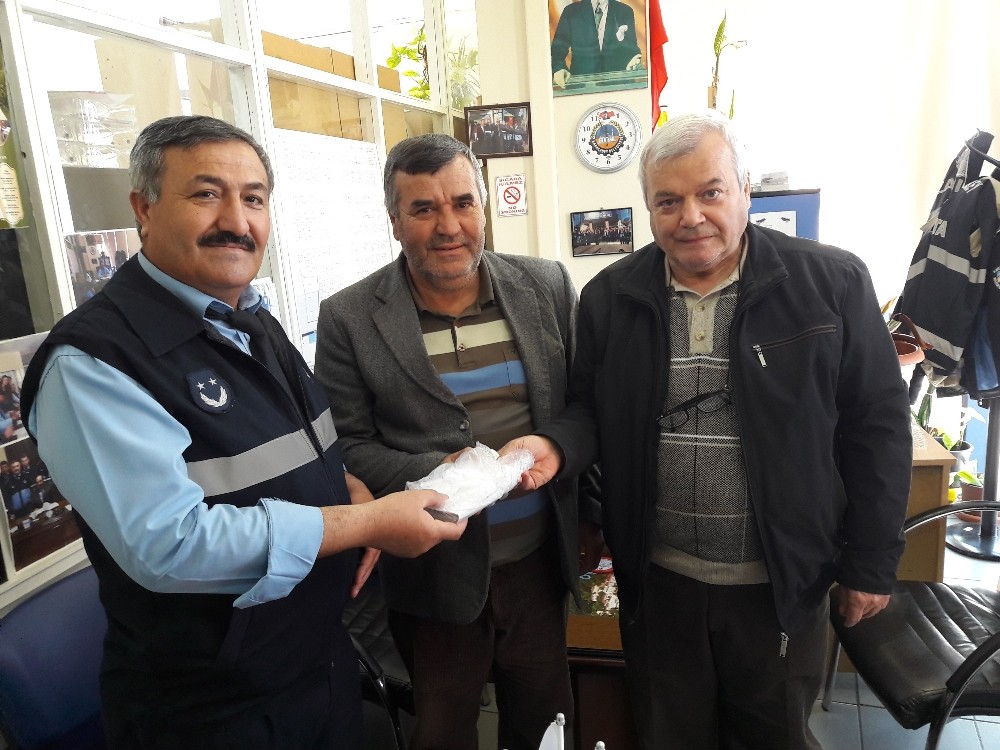 Sokakta Bulduğu 10 Bin Lirayı Zabıta Ekiplerine Teslim Etti