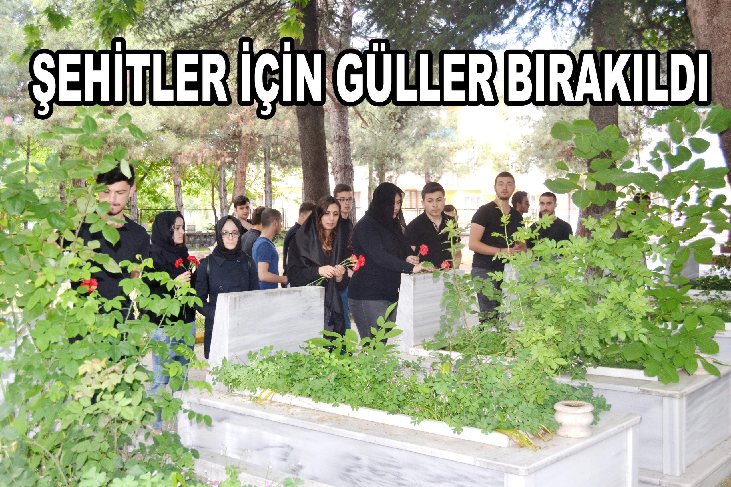 ŞEHİTLER İÇİN GÜLLER BIRAKILDI