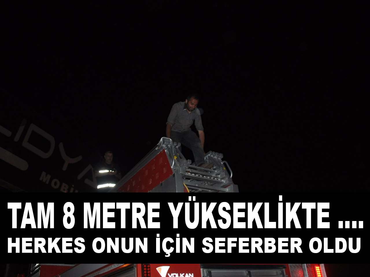 REKLAM TABELASI ÜZERİNDE MAHSUR KALDI