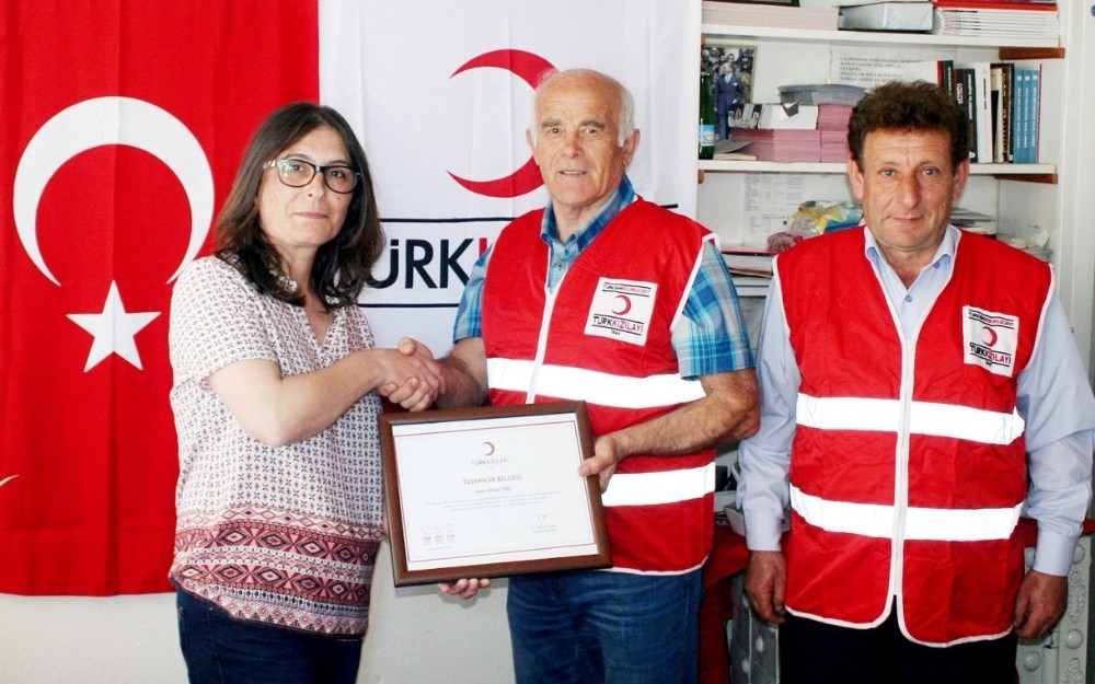 Annesinin Dairesini Kızılaya Bağışladı