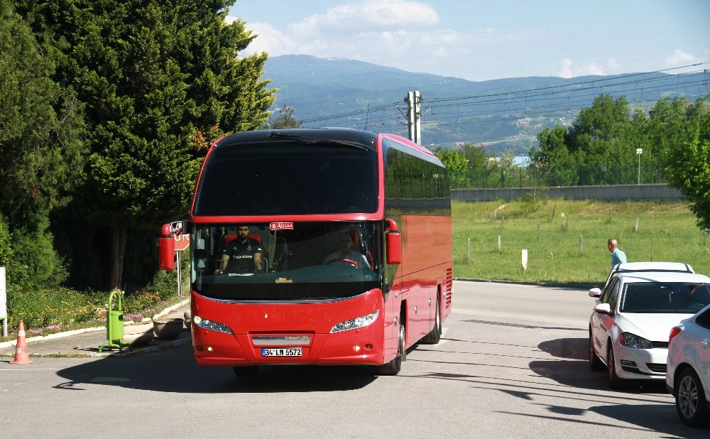 Beşiktaş Kafilesi Geniş Güvenlik Önlemleri Altında Bursaya Geldi