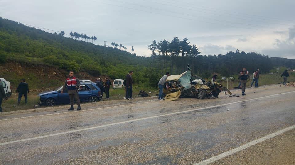 Bursada Midibüs İle Otomobil Çarpıştı: Ölü Ve Yaralılar Var