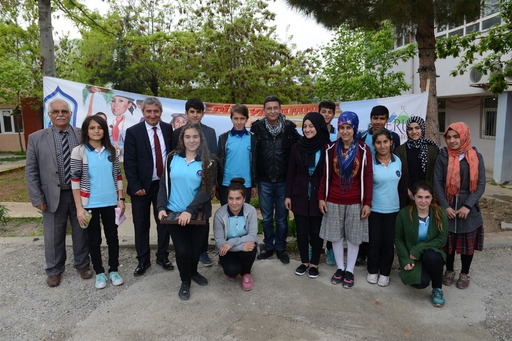 ‘Düş Yakamdan Eruhluları Kahkahaya Boğdu