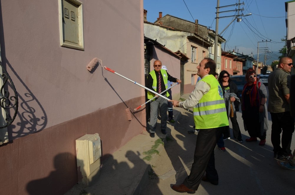 Ellerine Fırça Alan Protokol Mensupları Binaları Boyadı