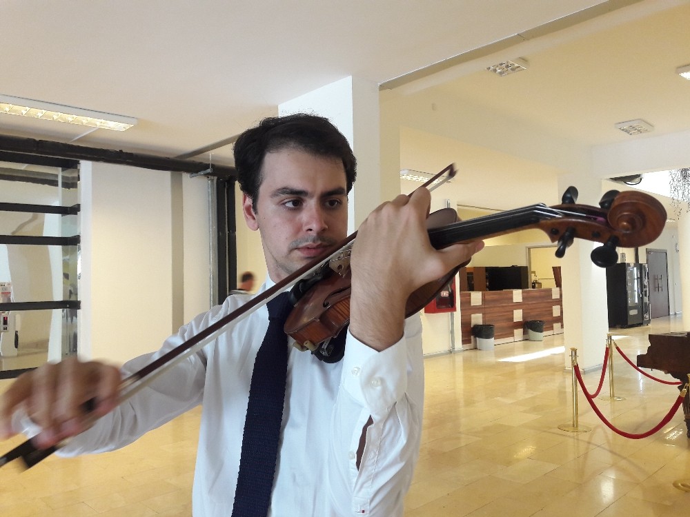 Genç Kemancı Yaleden Burs Kazandı