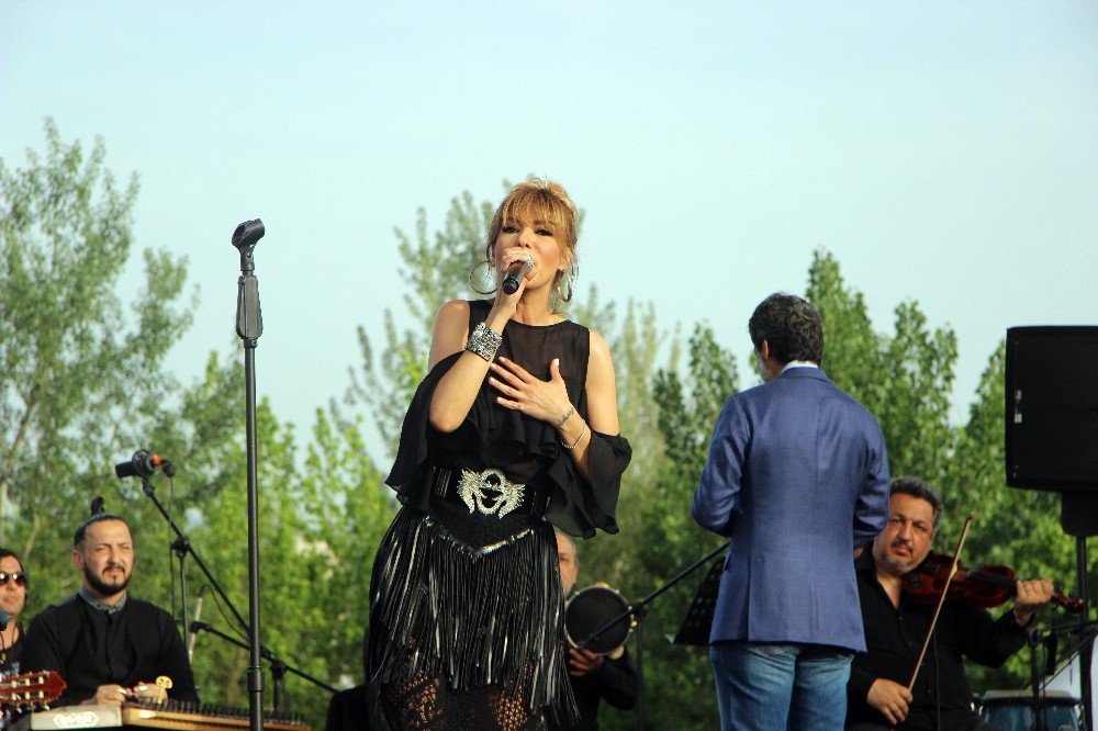 Gülben Ergenden Bursada Konser