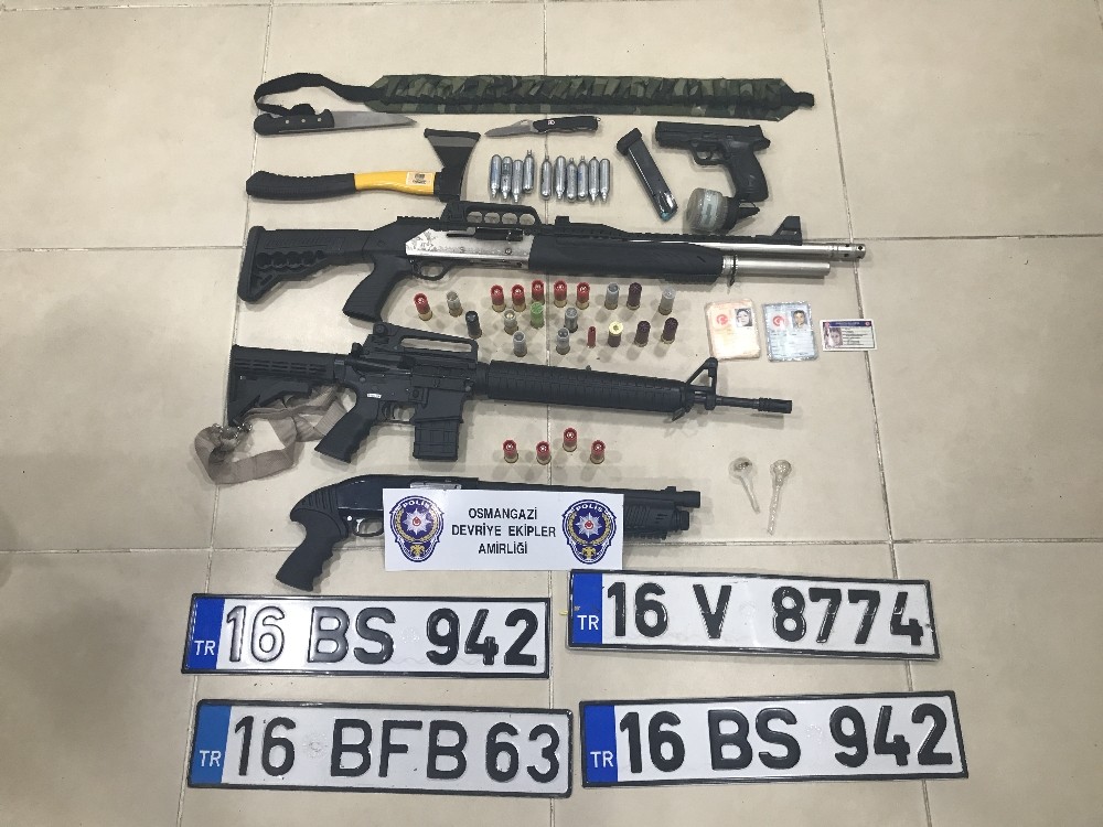 (Özel Haber) Cephanelik Gibi Araç Yakalandı, 3 Kişi Gözaltına Alındı