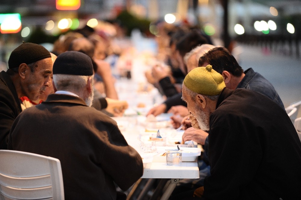 Ramazanın Bereketi Emir Sultanda Yaşanıyor