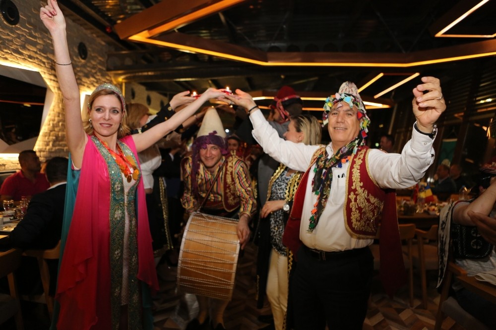 Romanyadan Gelen Belediye Başkanına Kına Gecesi