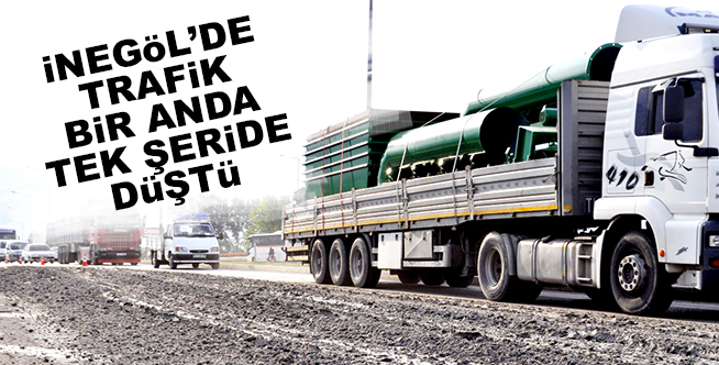 YOLA DÖKÜLEN ÇAMUR  ULAŞIMI KİLİTLEDİ