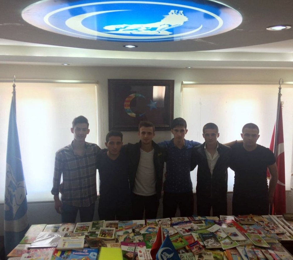 Ülkü Ocaklarından Muşa Kitap Bağışı