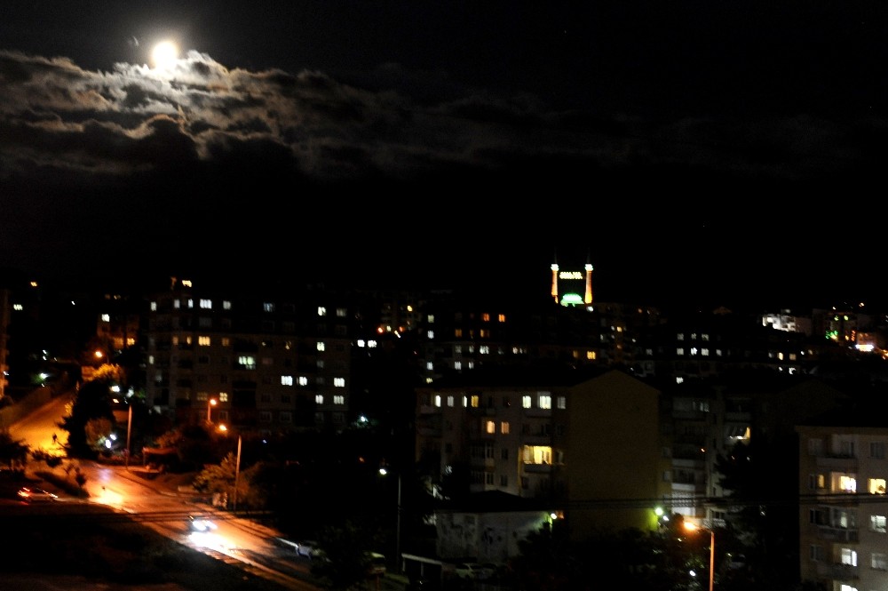 Bursada Ay Muhteşem Görüntüler Oluşturdu