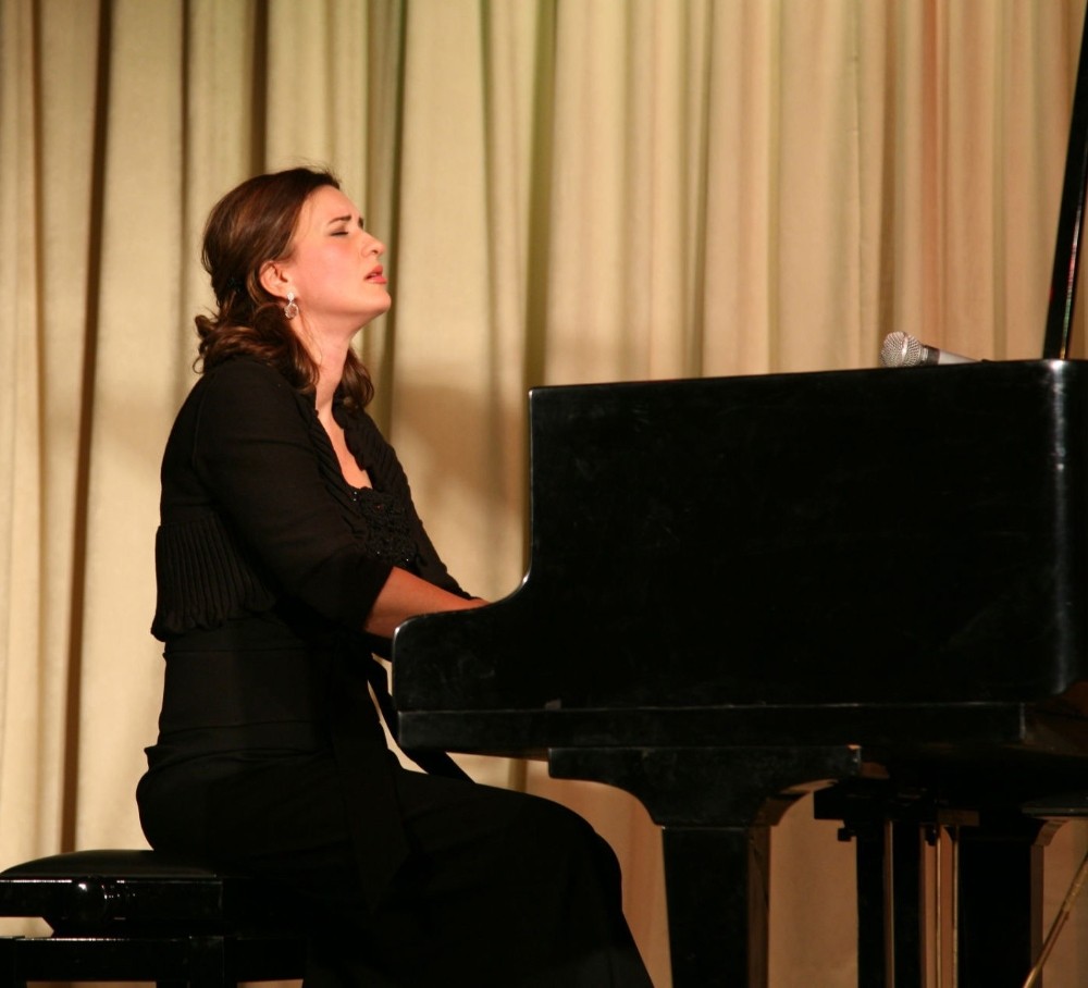 Bursada Festival Anjelika Akbar İle Başlıyor