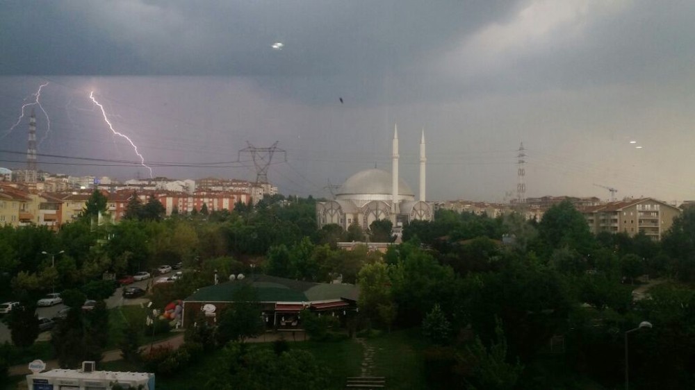 Bursayı Sel Ve Fırtına Vurdu