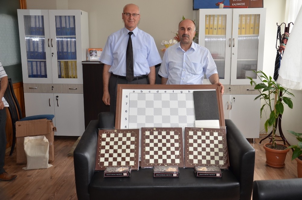 Çevreci Okulun Hediyesi Satranç Takımı