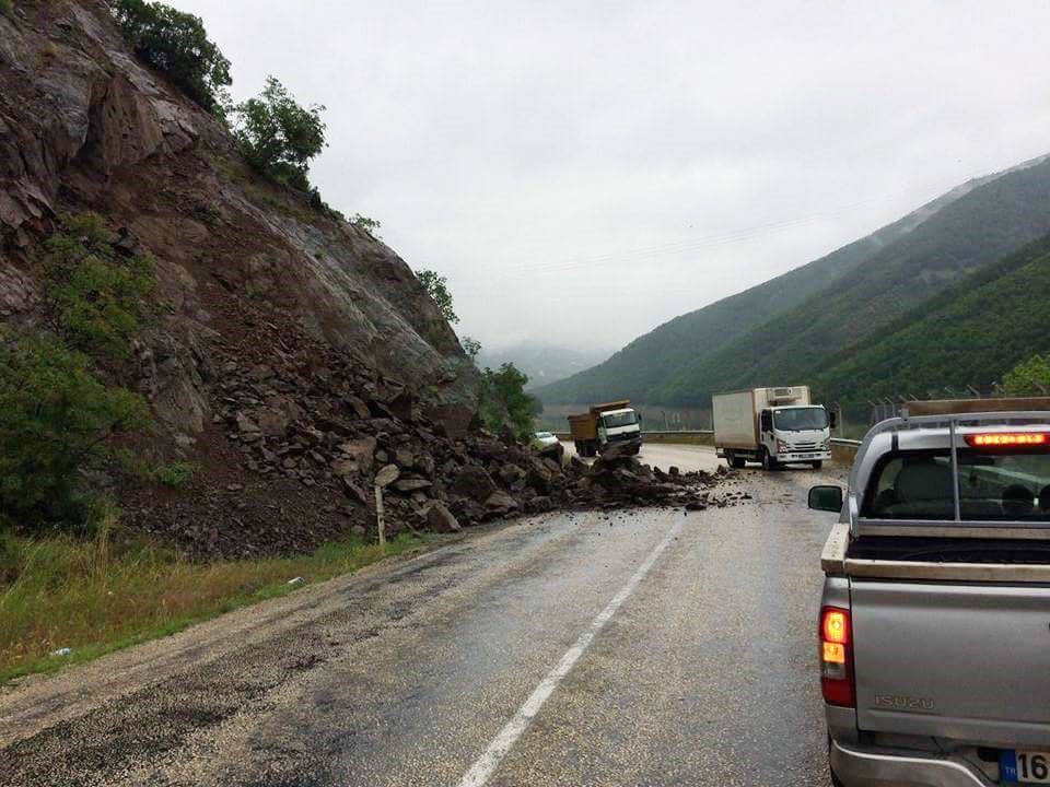 Dağ Yolundaki Heyelan Korkuttu