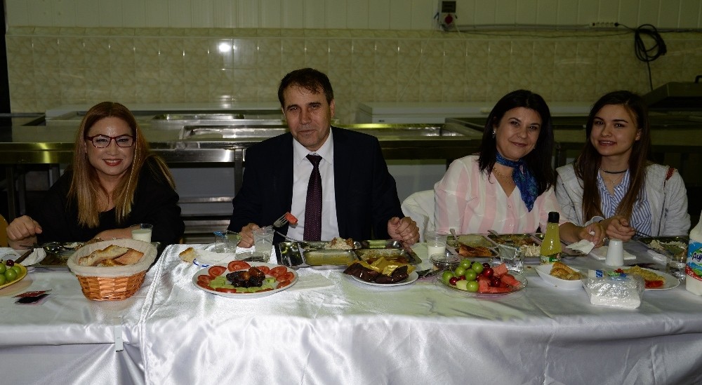 Kardelen Kestane Şekeri Ailesi İftar Yemeğinde Buluştu