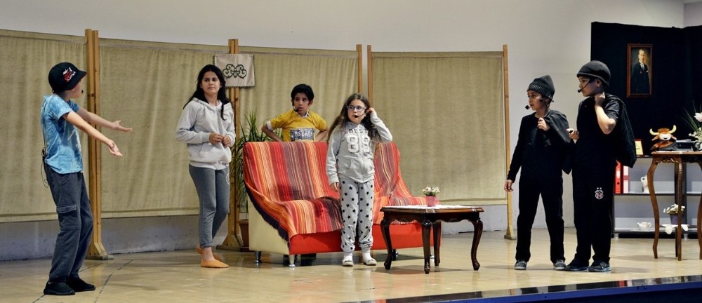 Mustafakemalpaşada Sahne Çocukların