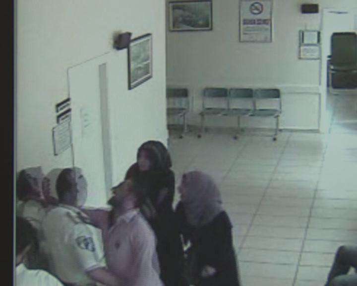 (Özel Haber) Bayan Doktora Makasla Saldırıp, Yerde Sürüklediler..o Anlar Kameraya Yansıdı