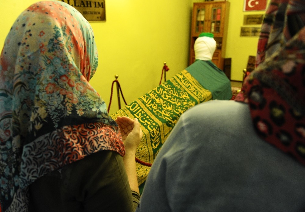 (Özel Haber) Evin İçinde Bulunan Türbe Yoğun İlgi Görüyor