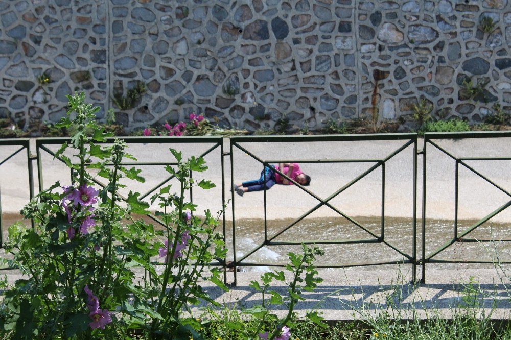 (Özel Haber) Gece Dereye Atladı, Sabah Tesadüfen Temizlik İşçileri Bu Halde Buldu