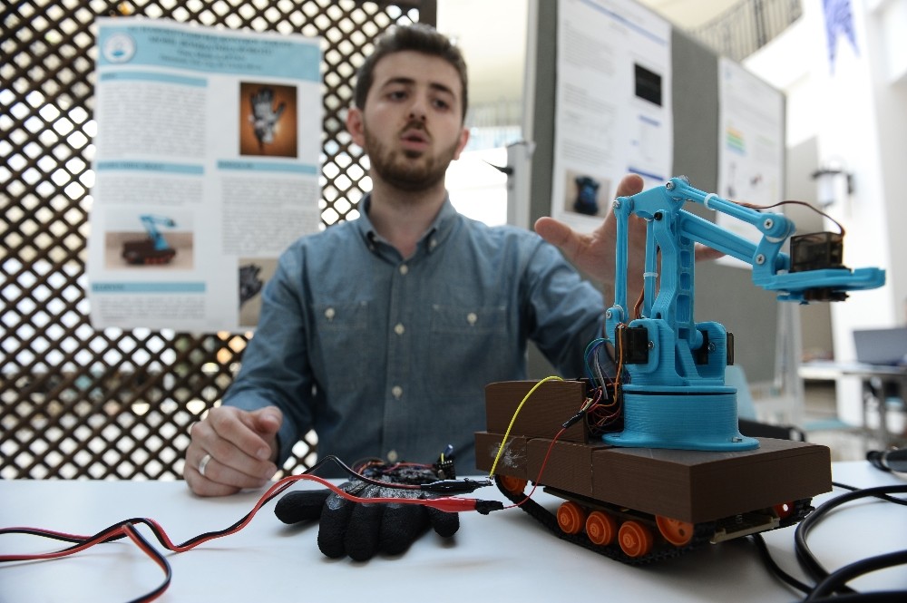 (Özel Haber) Üniversite Öğrencisi, Eldivenle Kontrol Edilebilen Bomba İmha Aracı Geliştirdi