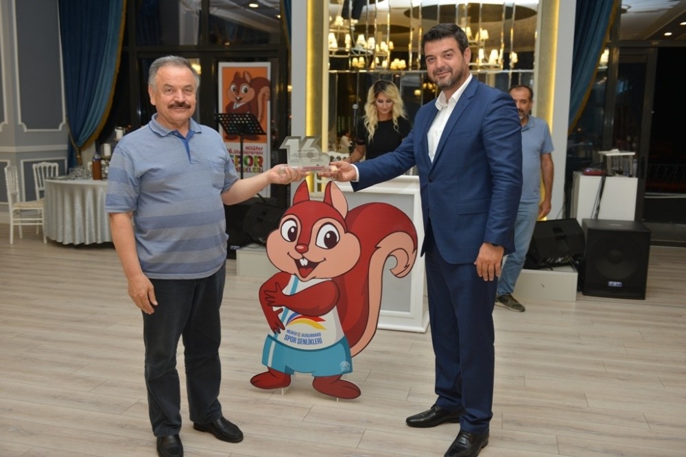 Spor Şenliklerine Katkıda Bulunanlara Teşekkür Plaketi