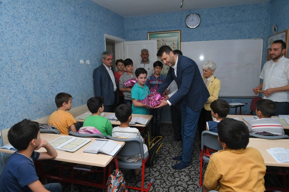 Yetim Çocukların Yüzü Küçük Hediyelerle Güldü