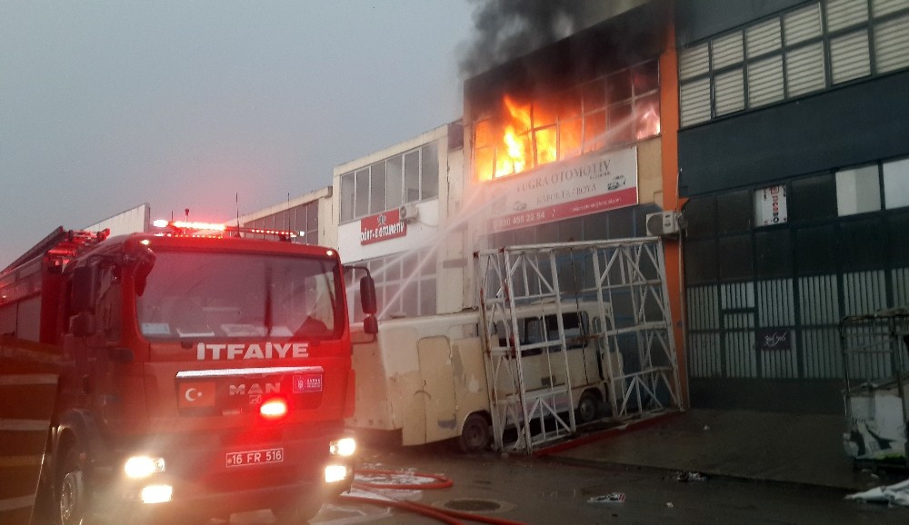 Yıldırım Düşen İş Yeri Alev Alev Yandı