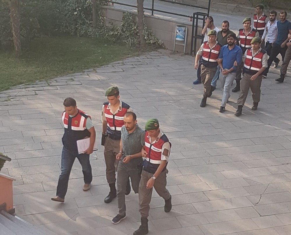 Aracın Önünü Kesip 85 Bin Lira Gasp Eden 5 Kişi Gece Kulübünde Yakalandı