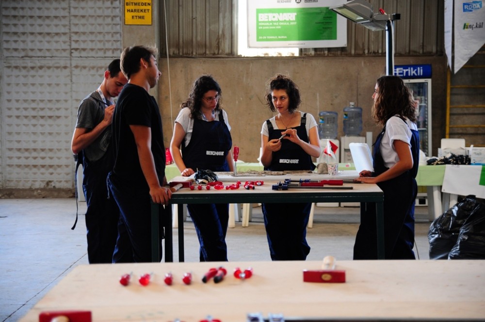 Atık Eşyaları Betonla Birleştirdiler Projeye İmza Attılar…