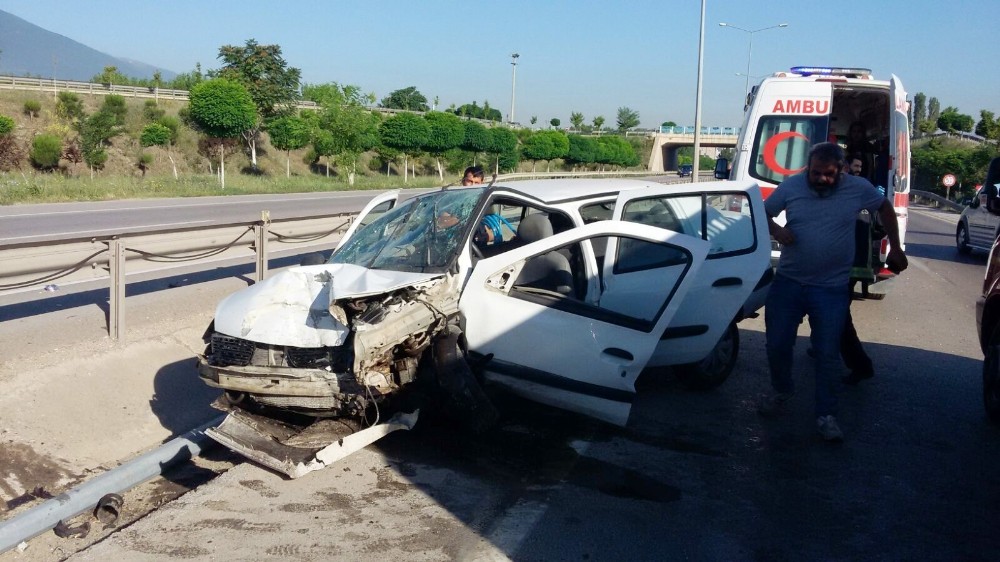 Bursada Otomobil Direğe Çarptı: 5 Yaralı