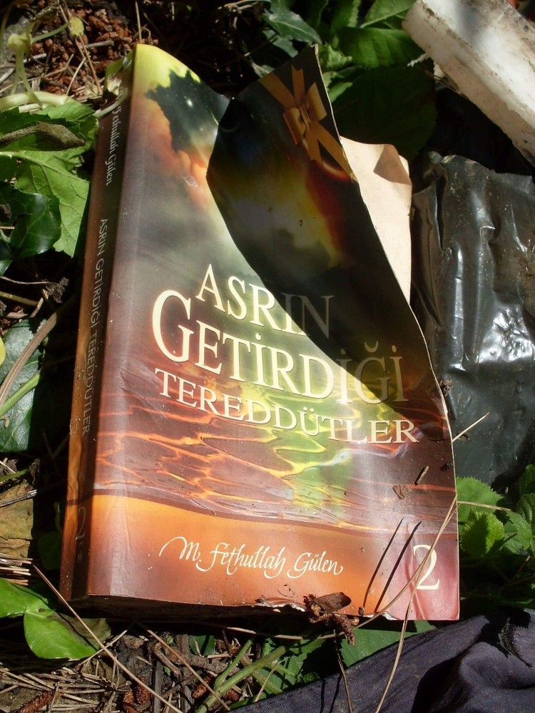 Doğa Yürüyüşüne Çıktılar, Çöplerin İçinde Fetönün Kitaplarını Buldular