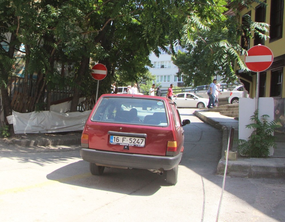 Dolmuş Ters Yönden Çıktı, Motosikletli Çift Ölümden Döndü