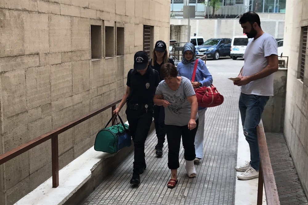 Fetö Şüphelisi Kadın Öğretmen Polisten Kaçmak İçin Balkondan Atladı, Ayağını Kırdı