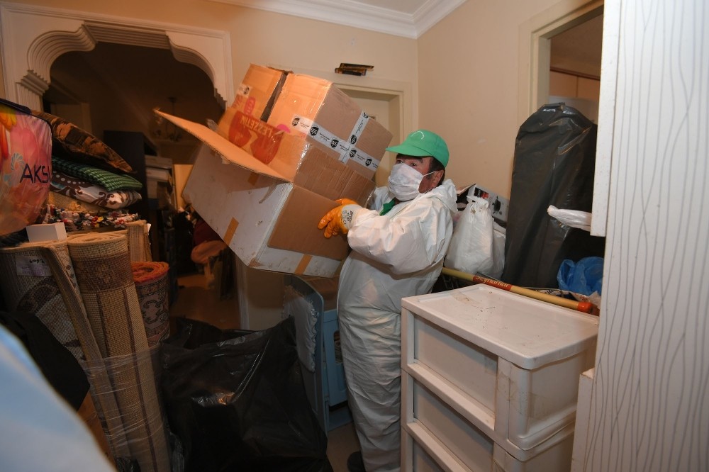 Her Ay Bir Kamyon Çöp Biriktiriyor