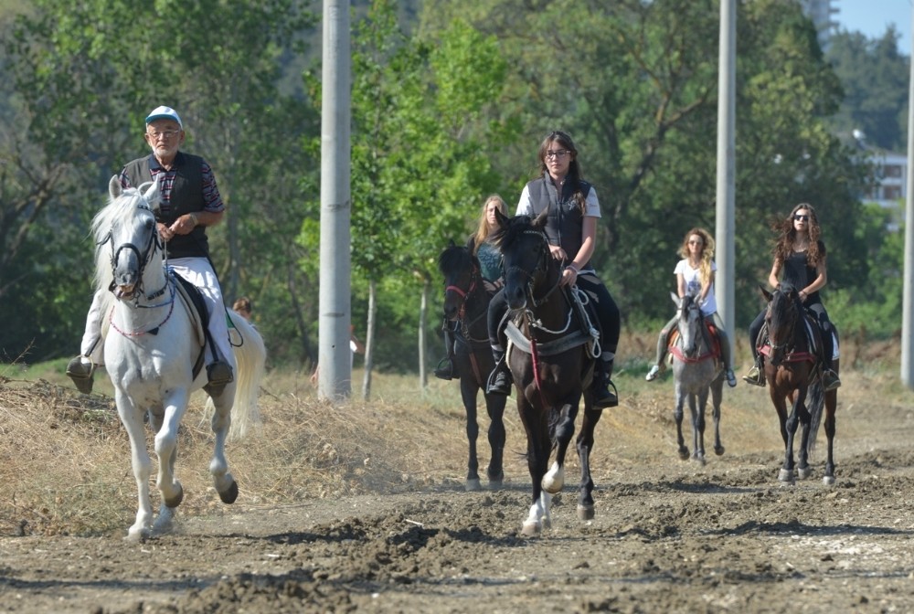 Kadınlar Rahvan At Koşturacak