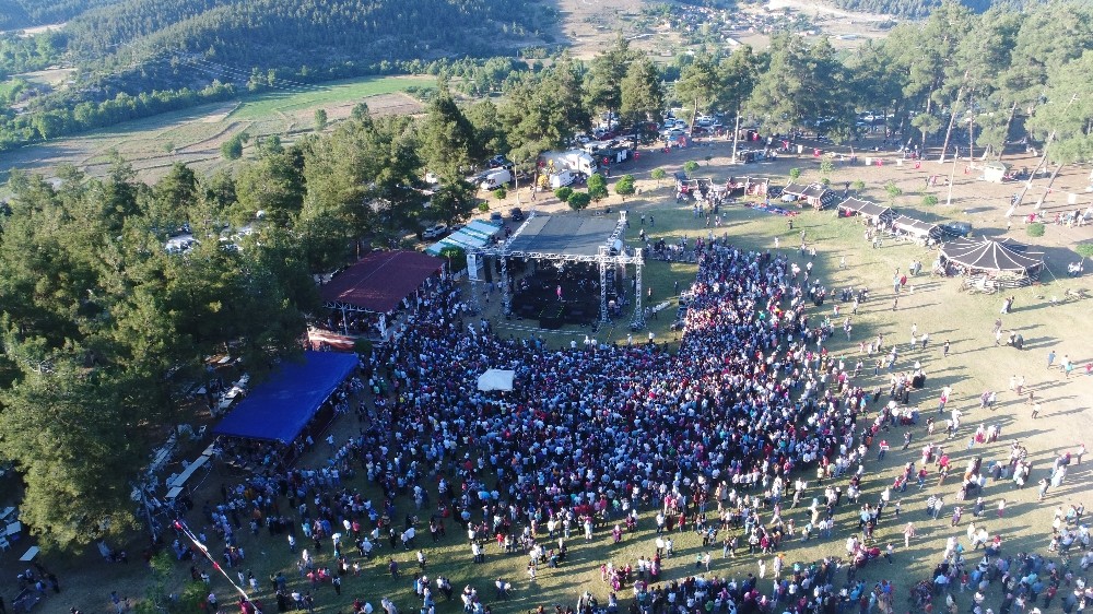Karagöz Şenliğinde Ünlü Sanatçılar Binlerce Kişiyi Coşturdu